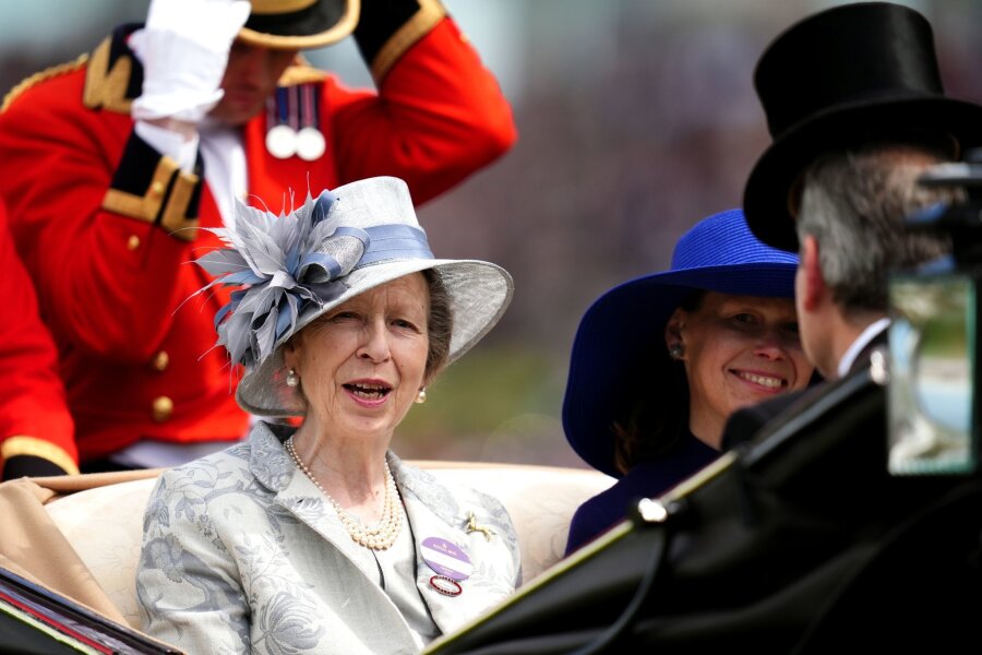 Prinzessin Anne erleidet Gehirnerschütterung - Prinzessin Anne am dritten Tag der Royal-Ascot-Rennwoche in einer offenen Kutsche.