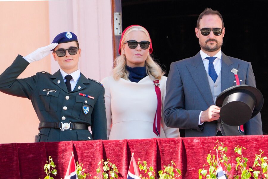Prinzessin Ingrid Alexandra erstmals offiziell in Uniform - Kronprinzessin Mette-Marit (M), Kronprinz Haakon (r) und Prinzessin Ingrid Alexandra begrüßen den Kinderzug vom Schlossbalkon.