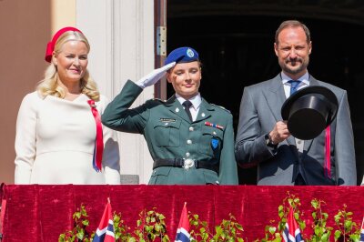Prinzessin Ingrid Alexandra erstmals offiziell in Uniform - Prinzessin Ingrid Alexandra (M) mit ihren Eltern Kronprinzessin Mette-Marit und Kronprinz Haakon.