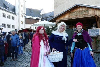 Prinzessinnen verleihen der Zschopauer Schlossweihnacht ein besonderes Flair - Als Prinzessinnen sorgten Ginie Kliem, Nicole Schramm und Christiane Schlegel (v. l.) für Freude.