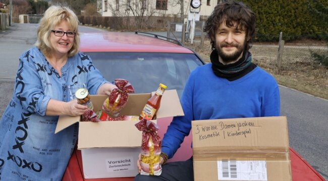 Private Hilfsaktion löst Welle der Spendenbereitschaft aus - Sascha Liebl holt bei Verena Kaplick zwei Pakete ab. Sie ist eine von mehr als 70 Spendern bisher, die diese private Hilfsaktion für ukrainische Flüchtlinge unterstützen. 