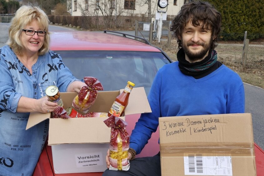 Sascha Liebl holt bei Verena Kaplick zwei Pakete ab. Sie ist eine von mehr als 70 Spendern bisher, die diese private Hilfsaktion für ukrainische Flüchtlinge unterstützen. 