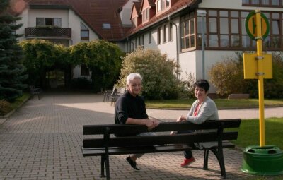 Privates Heim besteht seit 25 Jahren - Geschäftsführerin Ines Landgraf (links) und Pflegedienstleiterin Kathrin Wiesmann vor dem Pflegeheim. Dort ist eine Bushaltestelle eingerichtet, die Demenzkranken helfen soll, mehr Ruhe zu finden. 