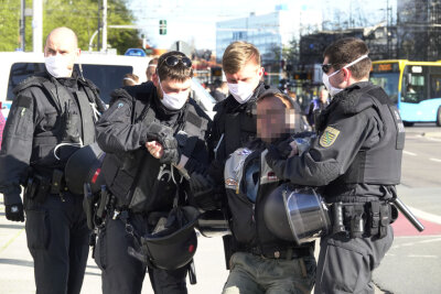 Pro-Chemnitz-Kundgebung findet unter massivem Polizeiaufgebot statt - 