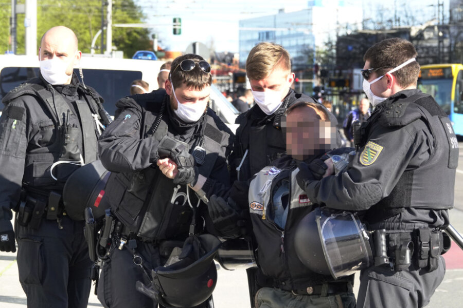 Pro-Chemnitz-Kundgebung findet unter massivem Polizeiaufgebot statt - 