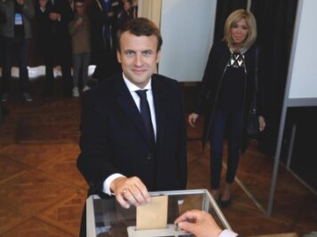 Pro-Europäer Macron gewinnt Präsidentenwahl in Frankreich - Emmanuel Macron gibt neben seiner Frau Brigitte im nordfranzösischen Le Touquet seine Stimme ab.