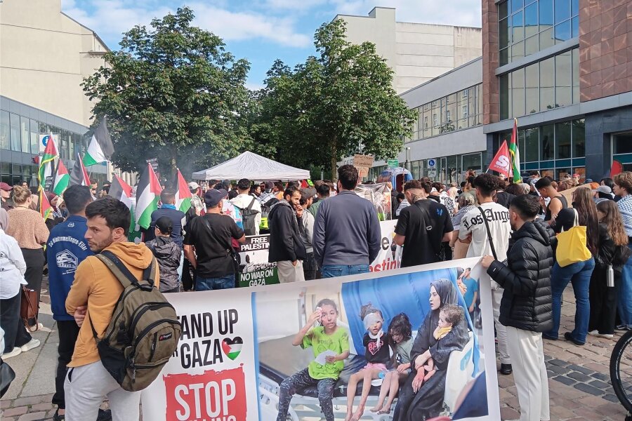Pro-palästinensische Demonstration in Chemnitzer Innenstadt - Die Demonstranten versammeln sich am Johannisplatz.