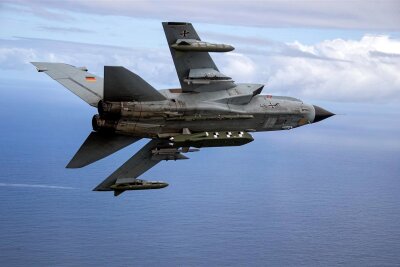Pro und Contra: Soll Deutschland den Taurus liefern? - Die von der Bundeswehr herausgegebene Aufnahme zeigt einen Kampfjet Tornado IDS ASSTA 3.0, bestückt mit dem Lenkflugkörper Taurus, der im Rahmen einer  Übung  fliegt.