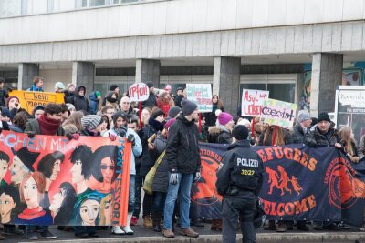 Pro und kontra deutsches Asylrecht: Mehr als 500 Menschen demonstrieren in Chemnitz - Das Bündnis Chemnitz nazifrei mobilisiert mehr als 300 Teilnehmer zum Gegenprotest.