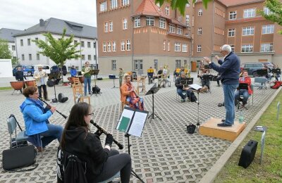 Probe: Musiker lassen die Europahymne im Freien erklingen - 
