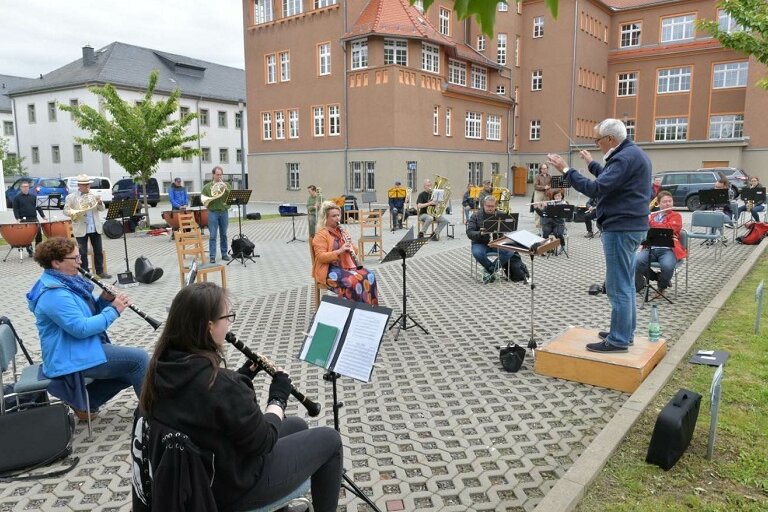 Probe: Musiker lassen die Europahymne im Freien erklingen - 