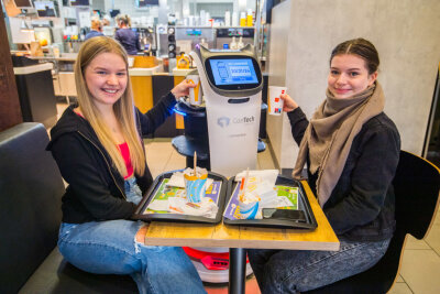Probezeit bei McDonalds in Aue: Roboter "Bellabot" bedient und räumt ab - Emma Schubert (links) und Jennifer Günther finden Bellabot total witzig. So etwas kannten sie bisher nur aus dem Internet, "und jetzt in Aue, das ist cool". 