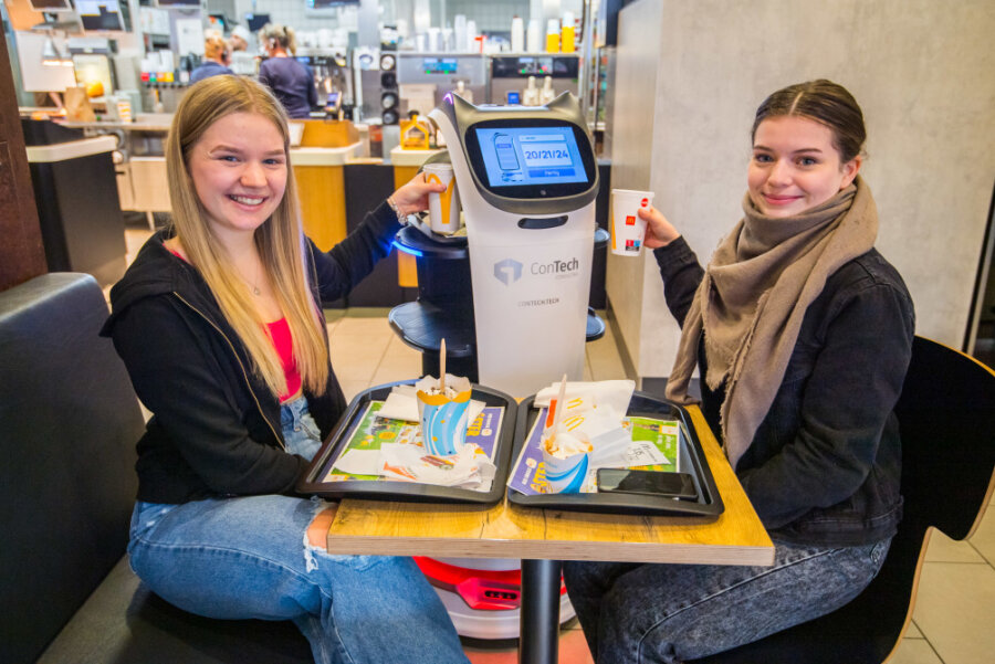 Probezeit bei McDonalds in Aue: Roboter "Bellabot" bedient und räumt ab - Emma Schubert (links) und Jennifer Günther finden Bellabot total witzig. So etwas kannten sie bisher nur aus dem Internet, "und jetzt in Aue, das ist cool". 