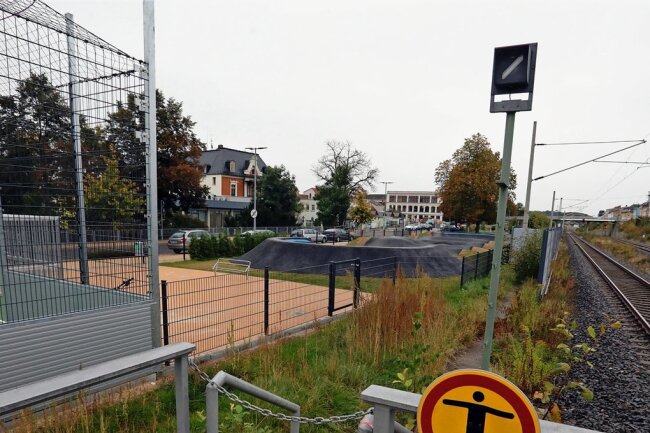 Problemkind Spielplatz an der Bahnstrecke: Bundespolizei verstärkt Präsenz in Meerane - In unmittelbarer Nachbarschaft neben der Freizeitanlage befindet sich die Bahnstrecke.