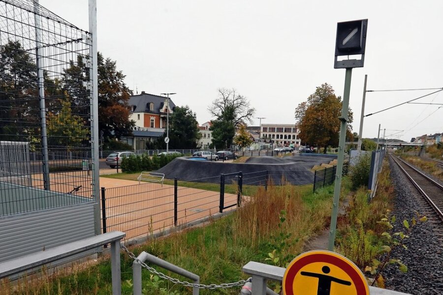 Problemkind Spielplatz an der Bahnstrecke: Bundespolizei verstärkt Präsenz in Meerane - In unmittelbarer Nachbarschaft neben der Freizeitanlage befindet sich die Bahnstrecke.