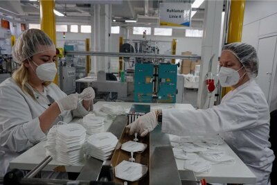 Produktion von Masken bei Technisat im Vogtland läuft wieder - Luisa Händel (links) und Schichtleiterin Kerstin Lehmann (rechts) bereiten die FFP2-Masken für den Verpackungsprozess vor.