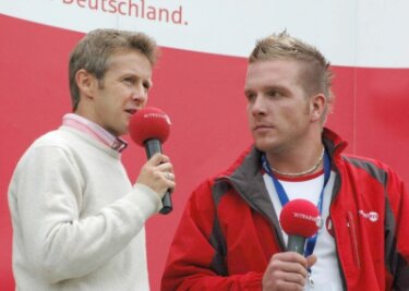 "Professionell und doch familiär" - Jens Weißflog, hier im Gespräch mit Radio-Reporter Christoph Herrmann, liegt das Damen-Skispringen in Pöhla am Herzen. 