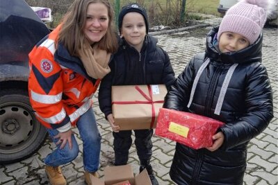 Professor aus Freiberg unterstützt Weihnachtsaktion für Kinder in der Ukraine - Freude in schweren Tagen: Marie-Agnes von Strotha hat voriges Jahr in der Südwest-Ukraine auch diese beiden Kinder beglückt. Die Päckchen waren von den Johannitern in der Aktion „Mission Siret“ in Deutschland gesammelt worden.