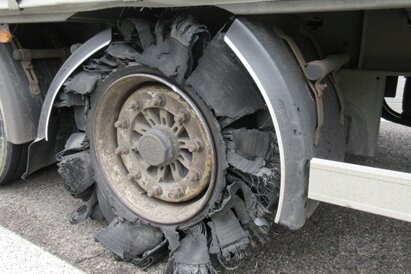Profil am Reifen herausgerissen: Lkw in Marienberg gestoppt - Aufgrund der gefährlichen Mängel muss der Fahrer des Lkw mit einem Bußgeld rechnen. 