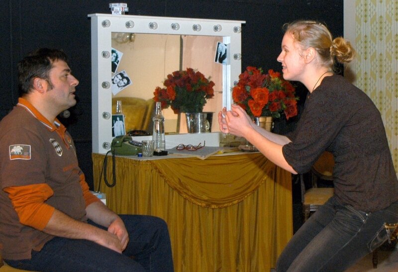 Schauspieler Udo Prucha verfolgt aufmerksam die Spielszenen von Clara Baumann.