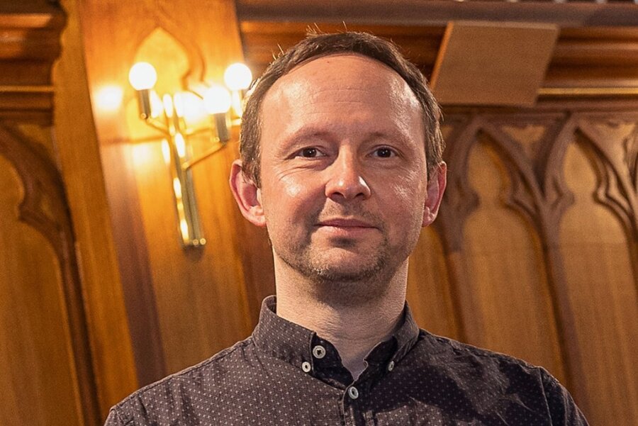 Profis feilen in Auerbach mit Nachwuchsmusikern an ihrem Können - Kirchenmusikdirektor Ulrich Meier gehört zu den Organisatoren des Bandfestivals. 