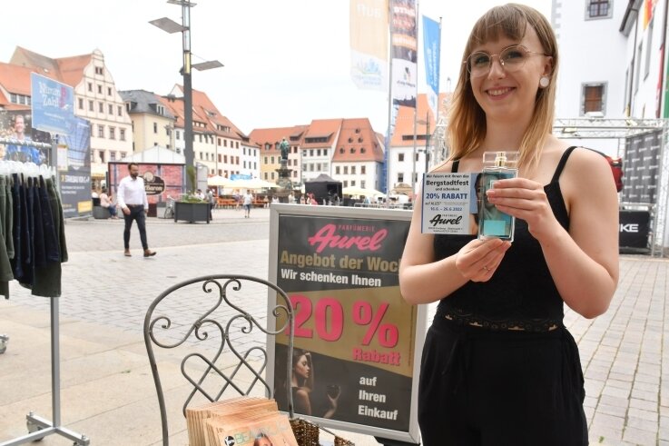 Nina Michele Mahrholdt arbeitet in der Parfümerie "Aurel" am Freiberger Obermarkt. Dort gibt es eine Rabattaktion. 