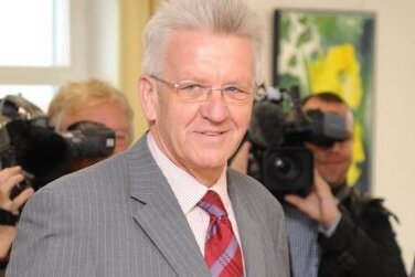 Grünen-Spitzenkandidat Winfried Kretschmann könnte der künftige Ministerpräsident Baden-Württembergs sein: Bei der Landtagswahl zeichnet sich ein historischer Machtwechsel ab: Nach nach einer Prognose für das ZDF erringen SPD und Grüne eine Mehrheit; die CDU muss nach fast 58 Jahren in die Opposition.