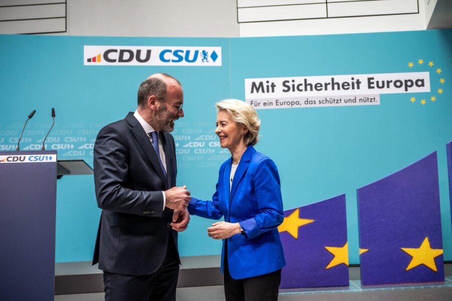 Prognosen: Union gewinnt Europawahl in Deutschland - EU-Kommissionspräsidentin Ursula von der Leyen zusammen mit dem Vorsitzenden der EVP-Fraktion Manfred Weber im Europaparlament.