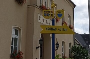 Programm in Kronau steht fest - Ein Wegweiser vorm Hohndorfer Rathaus. Auch in der Partnerstadt wird auf diese Weise auf Hohndorf verwiesen. 