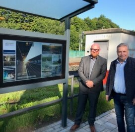 Projekt Bahncampus in Annaberg-Buchholz wird sichtbarer - So sieht der Info-Punkt am Unteren Bahnhof aus. Im Bild: Sören Claus (l.) und Rolf Schmidt. 