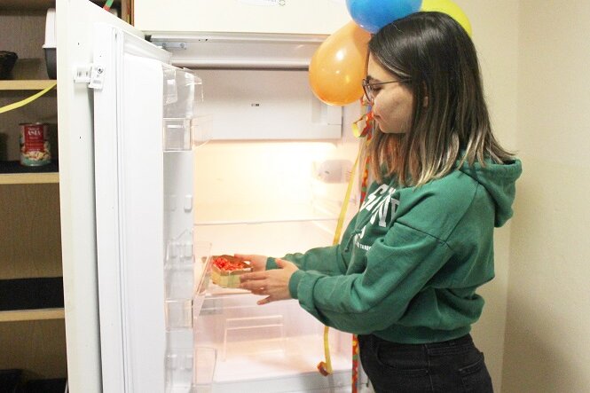 Projekt gegen Lebensmittelverschwendung in Studentenwohnheim gestartet - Studentin Rumeysa Sönmez stellt Lebensmittel in den Kühlschrank. 