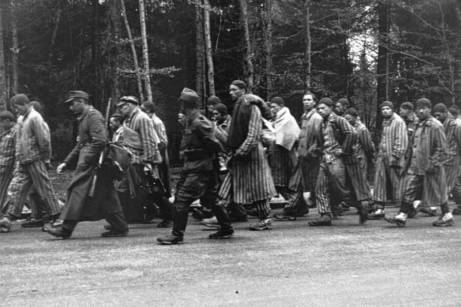 Projekt im Erzgebirge will Todesmarsch vorm Vergessen bewahren - Häftlinge auf einem Todesmarsch, das Bild entstand im April 1945.