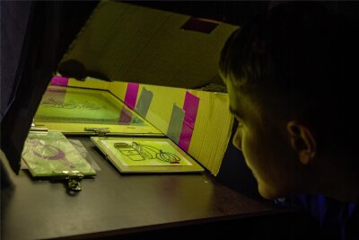 Projekt „Trau dich“ in der Volkskunstschule Oederan: Diese Jugendlichen haben sich was getraut - Ein Workshop behandelte Repro-Techniken wie Cyanotypie. Papier wird beschichtet und mit UV-Licht bestrahlt.