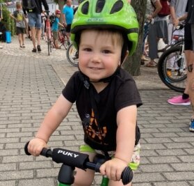 Prominente, Laufrad-Steppkes und lahme Enten am Start - Noch zu klein für den Wettbewerb aber schon zünftig auf dem (Lauf-) Rad dabei: der zweijährige Eddie.