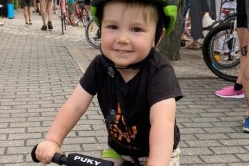 Noch zu klein für den Wettbewerb aber schon zünftig auf dem (Lauf-) Rad dabei: der zweijährige Eddie.