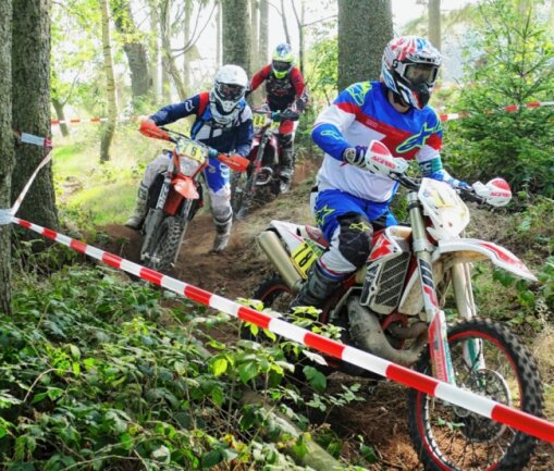 Prominenz gibt sich die Ehre - Neben Feld- und Motocrosspassagen warteten auch enge Stellen im Amtsberger Wald auf die Fahrer - so wie auf diese Hobby-Team-Piloten. 