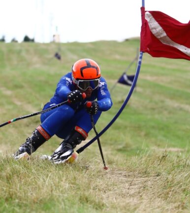 Prominenz probt am Paulusberg - Grasskirennläufer Daniele Buio aus Italien testete im Auftrag des Skiverbandes Fis den Paulusberg in Neudorf. Die Piste wurde für die Junioren-WM als angemessen empfunden. 