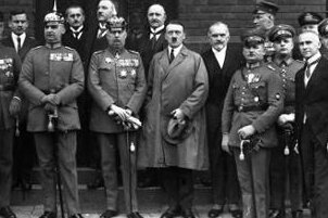 Hitler und seine Mitangeklagten vor der Eröffnung des Prozesses in München.