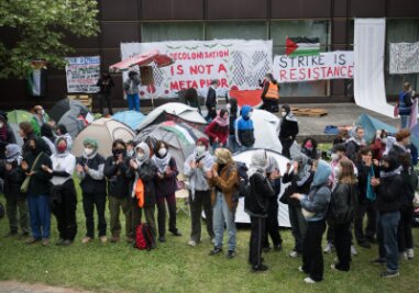 Propalästinensische Aktivisten besetzen Hof der FU Berlin - Propalästinensische Aktivisten haben einen Hof der Freien Universität in Berlin besetzt.