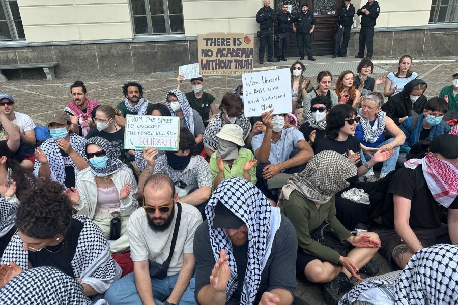 Propalästinensische Proteste vor HU Berlin - Propalästinensischer Protest auf dem Gelände der Humboldt-Universität Berlin.