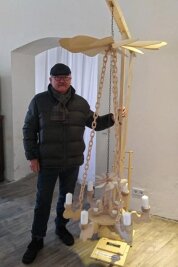 Prost, Nischl! Erzgebirger schnitzt für die Kulturhauptstadt - Konrad Hampel mit seiner „schwangeren Pyramide“ in der Stiftung Tholm. Das Werk lässt sich in einen Karton verpacken.