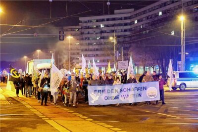 Protest: 800 Menschen ziehen durch Chemnitz - Die Teilnehmerzahl bleibt konstant. In dieser Wochen waren nach "Freie Presse"-Zählungen rund 800 Personen beteiligt. Aufgrund des Aufzuges kommt es jeden Montag zu Verkehrsbehinderungen auf dem Innenstadtring.