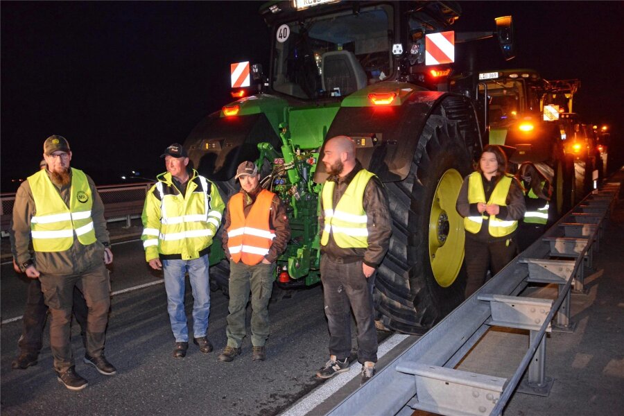 Protest an der A 72 bei Penig: Bauern versammeln sich zum zweiten Mal - Bauernprotest am Donnerstagabend an der Brücke über die A 72 an der Abfahrt Penig-Nord.