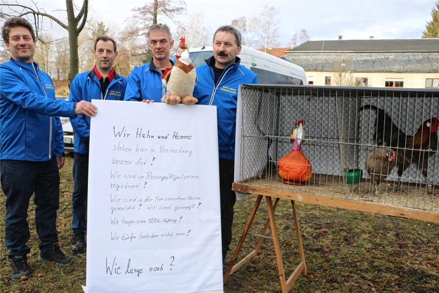 Protest auf dem Rosenmontags-Taubenmarkt in Mühltroff - Maik Lorenz, Heiko Frisch, Ralf Schinnerling und Carsten Weiß (von links) zeigen öffentlich ihre Kritik an den gesetzlichen Bestimmungen.