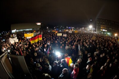 Protest der Pegida wächst weiter an - 15000 Menschen kamen am Montag zur Pegida-Demonstration in Dresden.