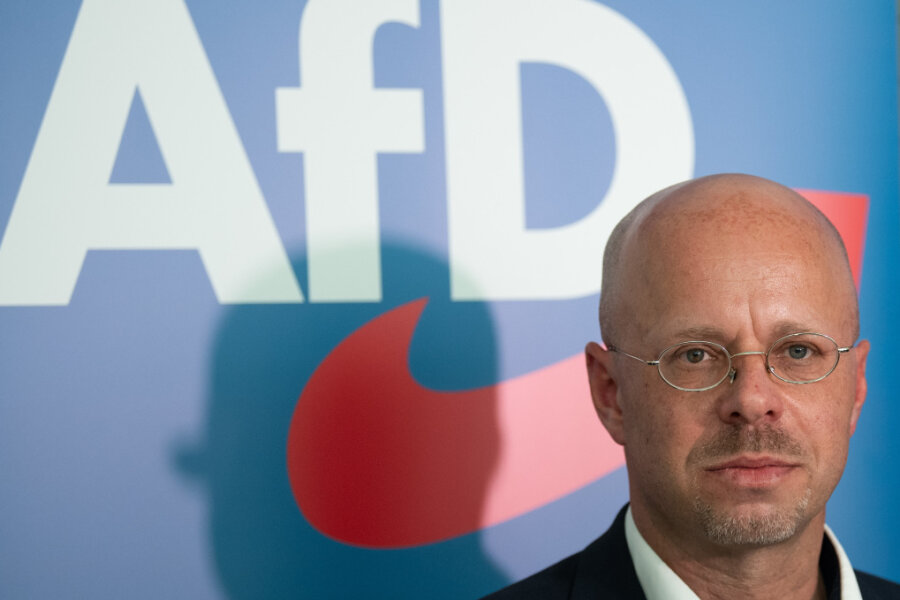 Protest gegen AfD-Kundgebung in Burgstädt: Friedensgebet und Menschenkette - Andreas Kalbitz, Vorsitzender der AfD-Fraktion im Landtag von Brandenburg.