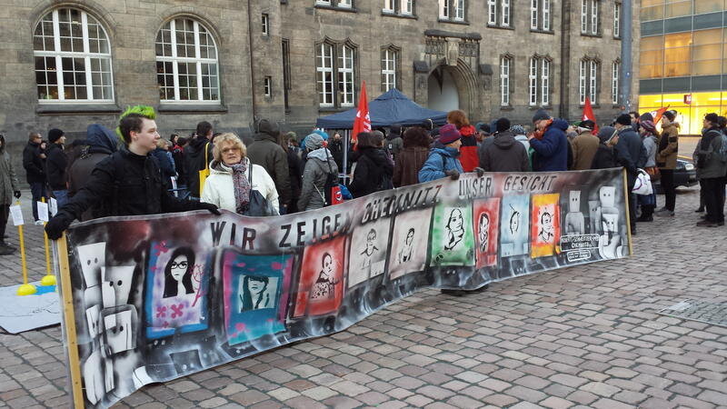 Protest gegen Asylpaket II - Teilnehmung der Kundgebung gegen die Verschärfung des Asylrechts auf dem Chemnitzer Neumarkt.