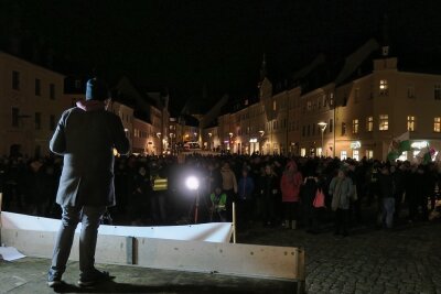 Protest gegen Corona-Maßnahmen: Kundgebung in Schneeberg bleibt ruhig - Mehrere Hundert Menschen kamen Sonntagabend zur der Kundgebung in Schneeberg. 