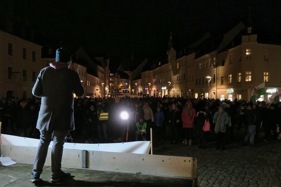 Mehrere Hundert Menschen kamen Sonntagabend zur der Kundgebung in Schneeberg. 