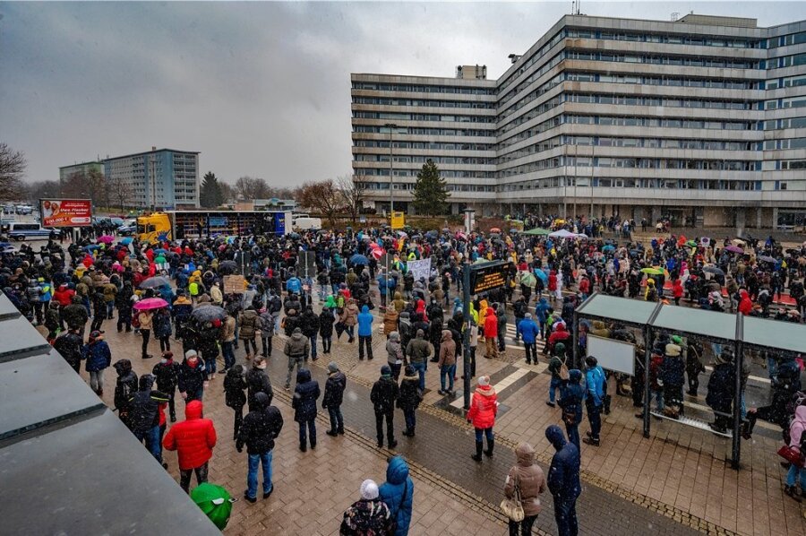 Demonstration von Gegnern der Corona-Maßnahmen auf der Chemnitzer Brückenstraße. 